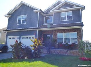 15 Surf Rd, Lindenhurst, NY 11757