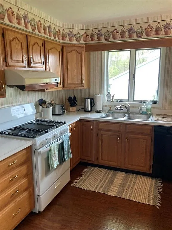 4 bed, 3.0 bath, 2180 sqft, $2,300 — Photo 2
