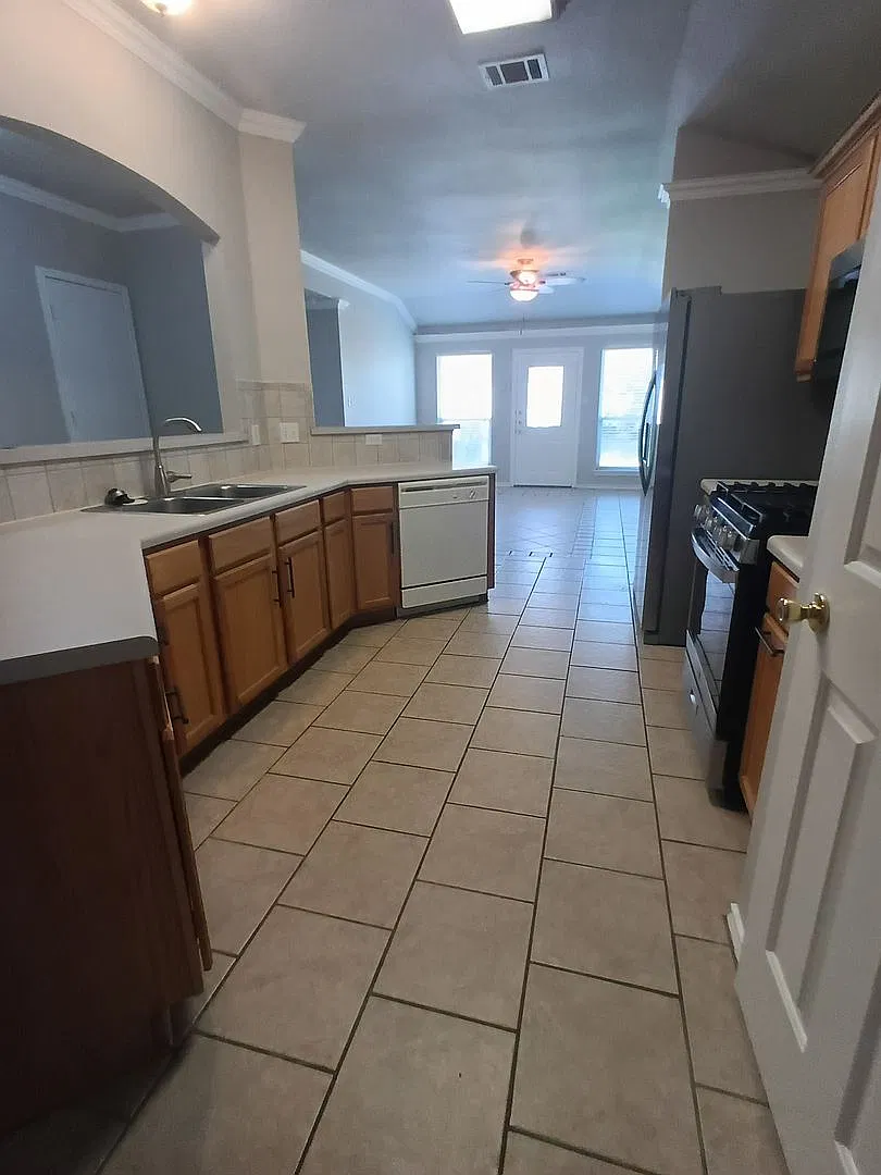 One-Story 3BR Corner Home | Oversized Primary Suite | Detached 2-Car Garage — Photo 4