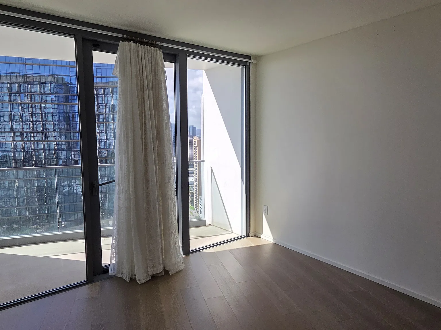 2 bed, 968 sqft, $5,800 — Photo 4