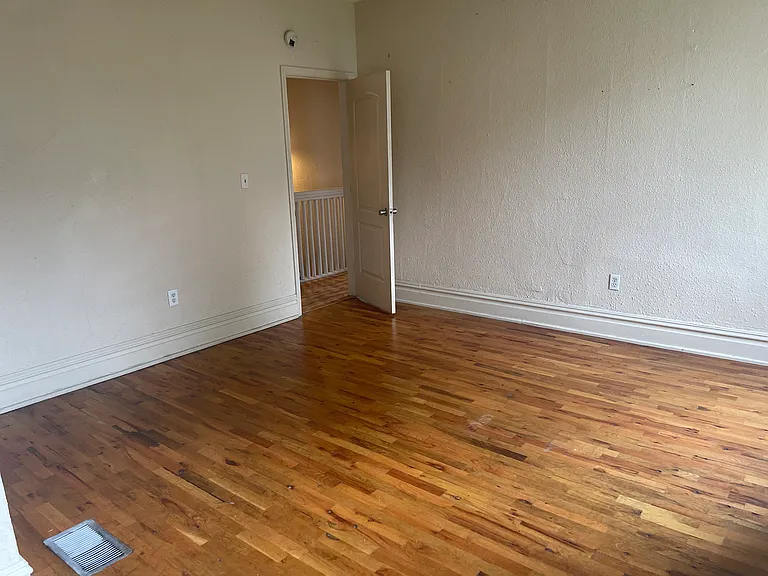 1235 E 8th St — Photo 10
