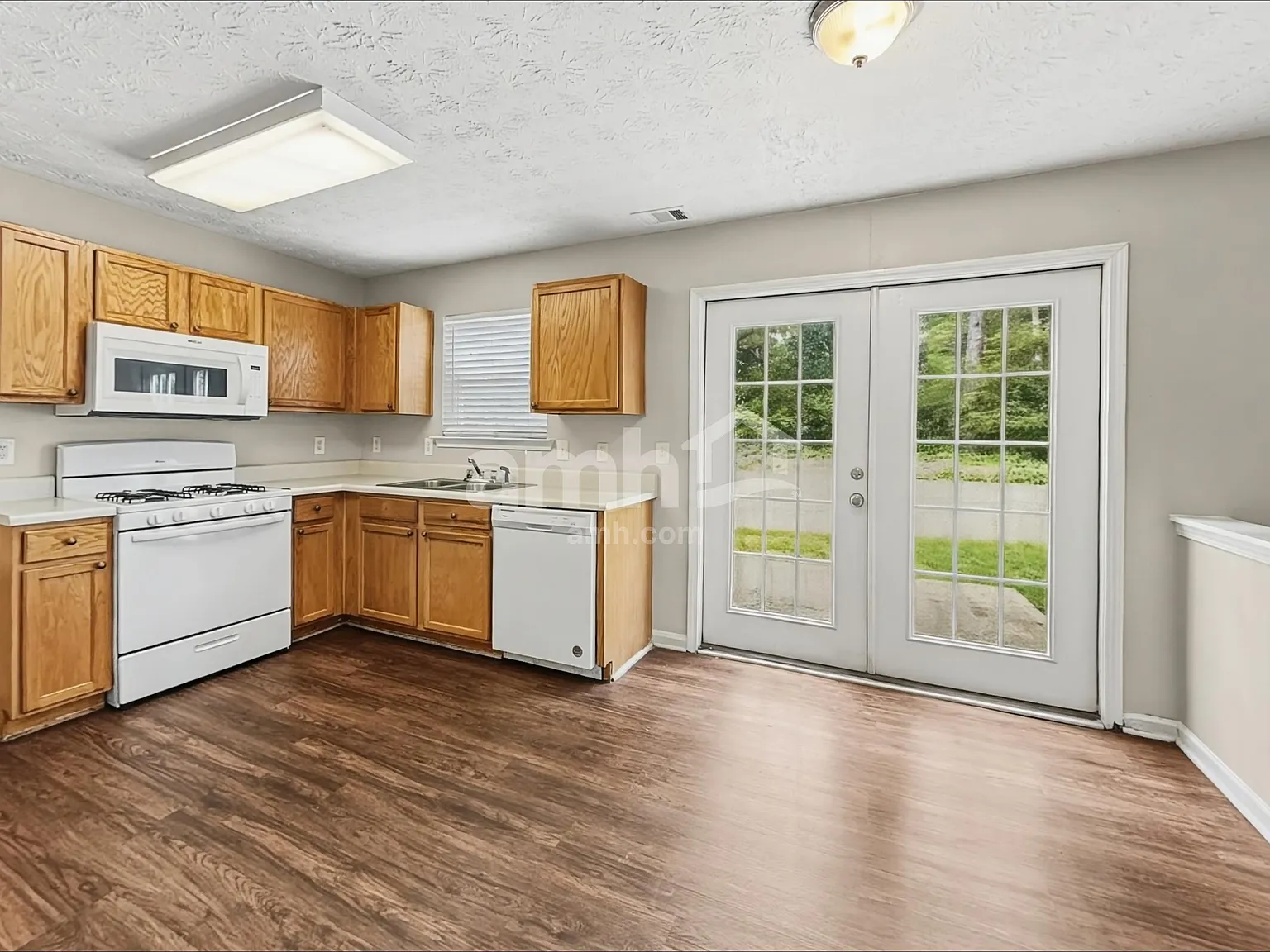 4 bed, 2.5 bath, 2312 sqft, $2,420 — Photo 4