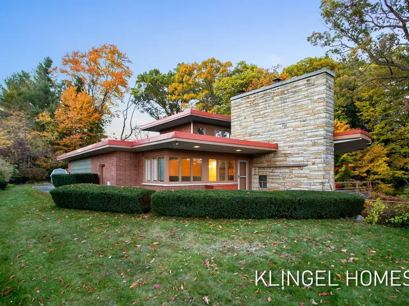 16160 Highland Dr, Spring Lake, MI 49456