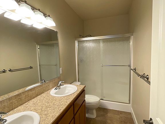 5th image of 617 NE Brookstone Dr