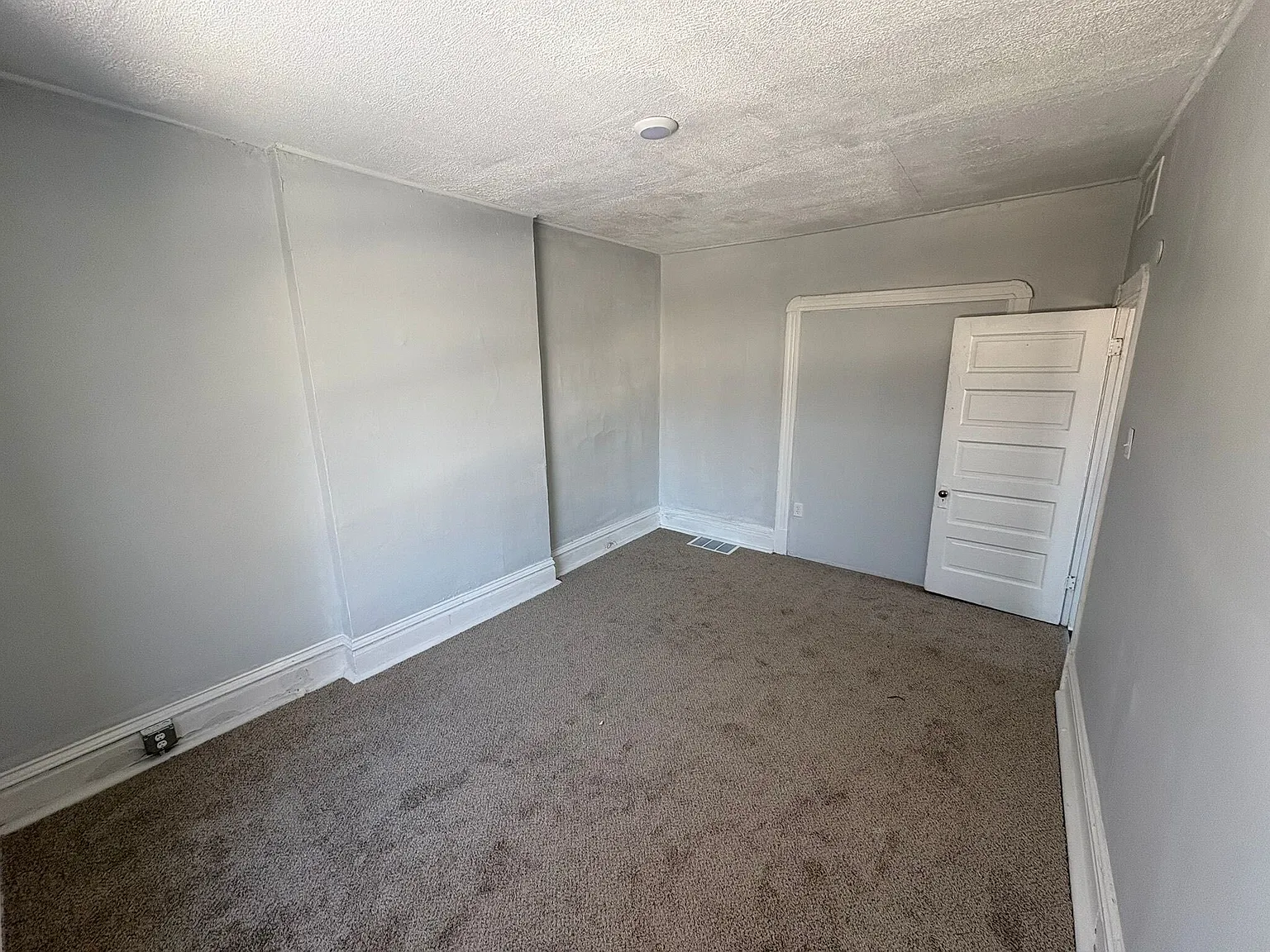 5846 Page Blvd - B — Photo 3