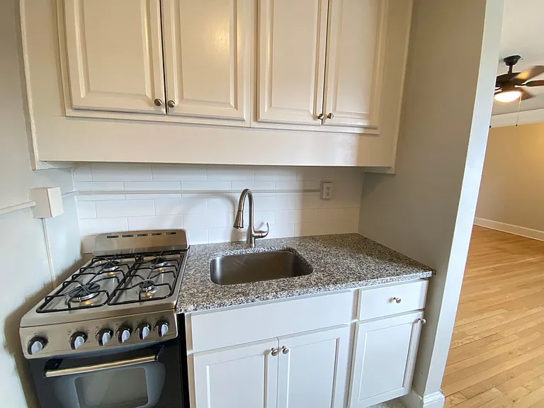 100 Howe Street — Photo 143