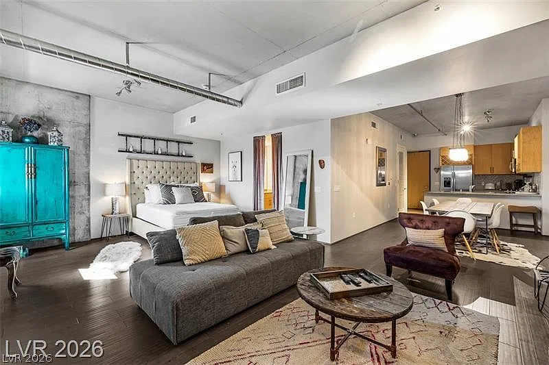1 bed, 1.0 bath, 917 sqft, $1,899 — Photo 3