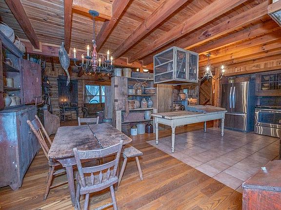 5th image of 2670 Camelot Dr