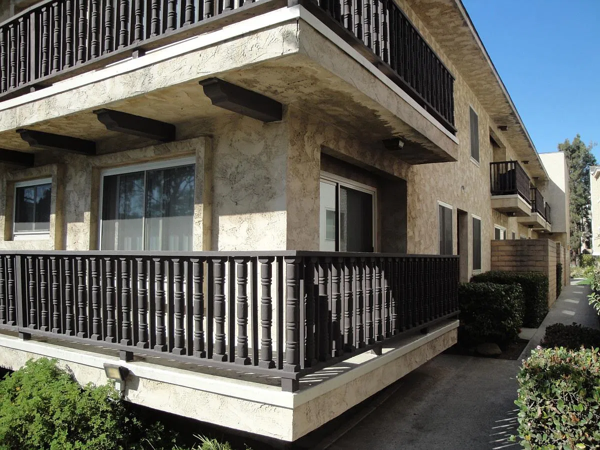 1 bed, 1.5 bath, 975 sqft, $2,295 — Photo 1