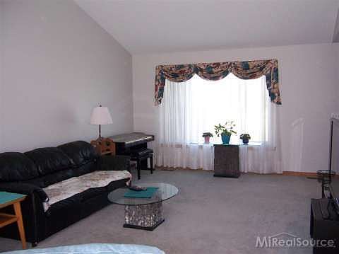 4th image of 46529 Heathmoor Dr