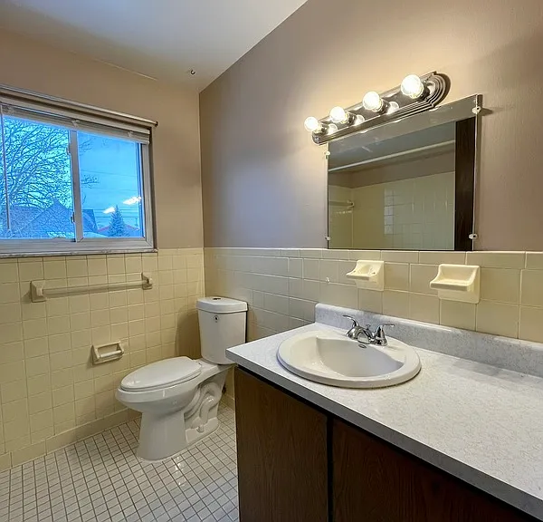 939 James St #12 — Photo 12