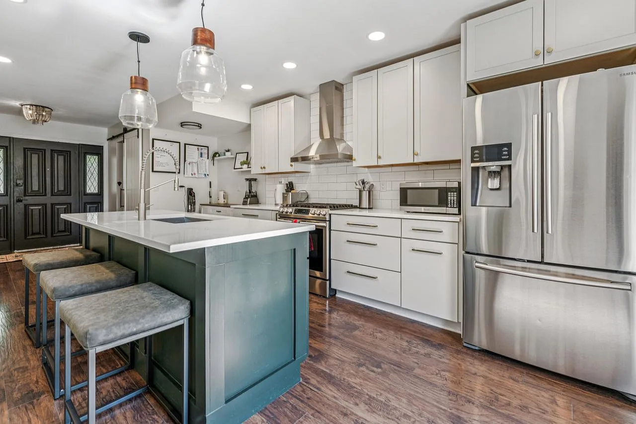3 bed, 2.5 bath, 1940 sqft, $3,700 — Photo 3