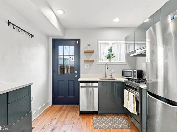 113 Titan St, Philadelphia, PA 19147