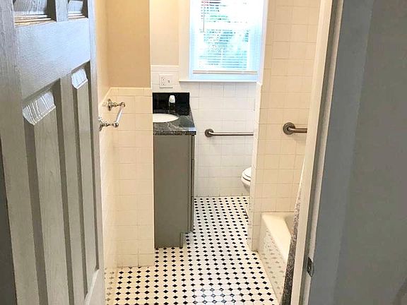 3rd image of 301 Franklin St APT 1