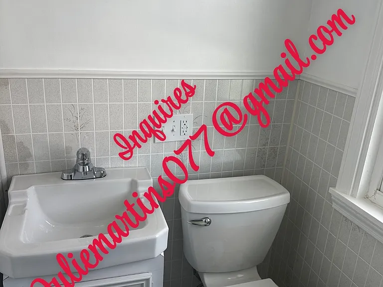 Bathroom-mirror to be installed. Photo update to follow.
*Images are watermarked to protect against scams and unauthorized use*