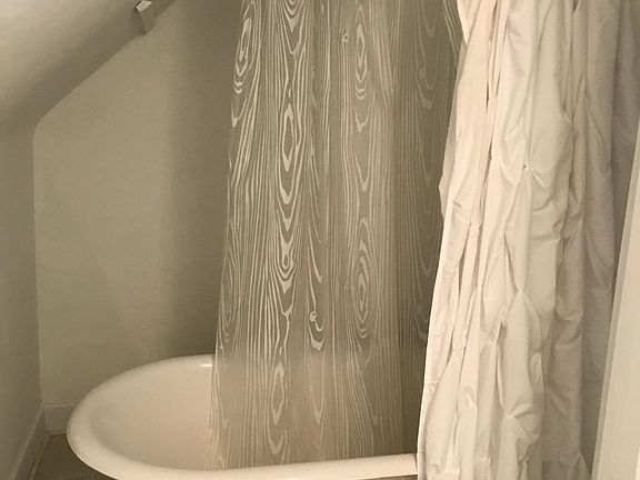 Clawed tub/shower