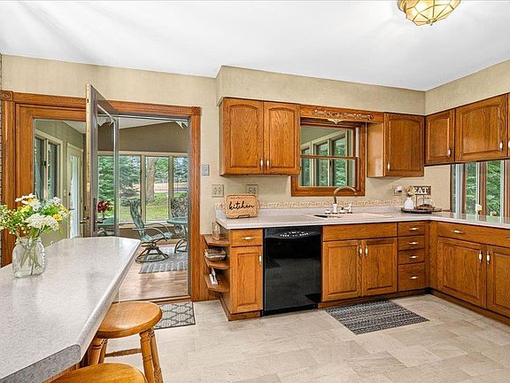 3rd image of 5009 Thompson Rd