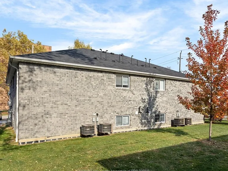 675 Chippawa St #1 — Photo 18