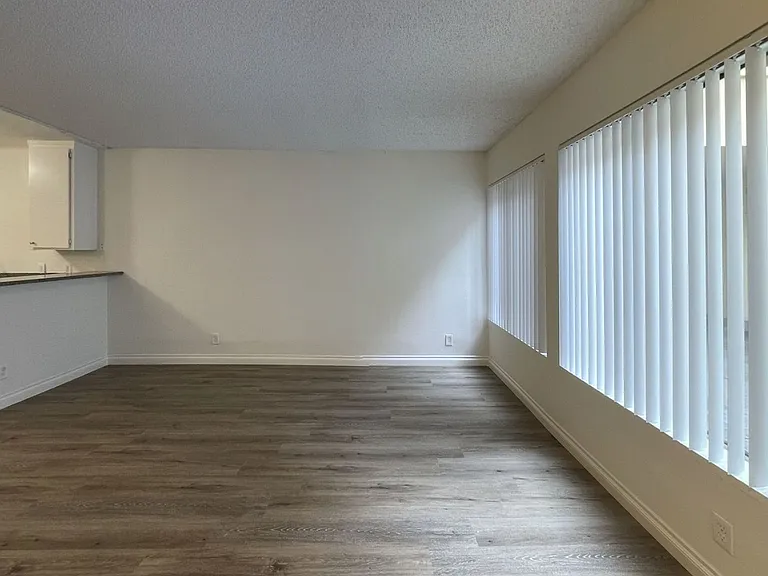 Francis Apartments...Gorgeous Newly Remodeled ...CALL NOW! — Photo 15
