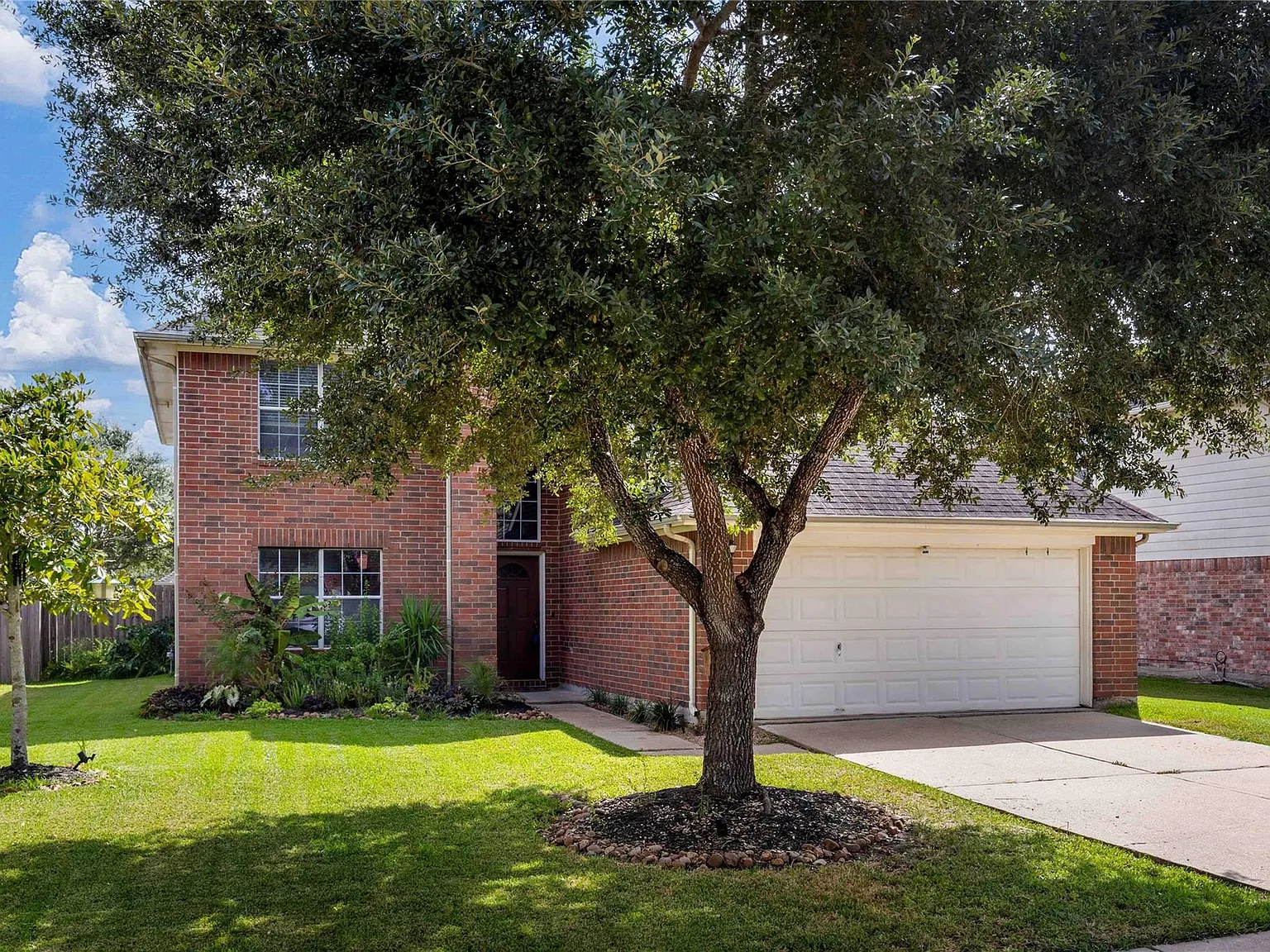 4 bed, 2.5 bath, 2082 sqft, $2,400 — Photo 2