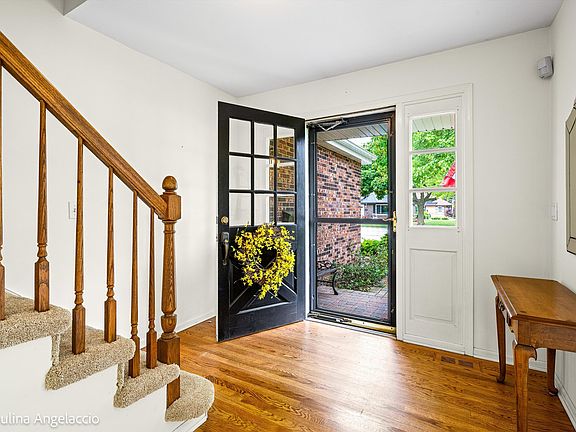 3rd image of 609 N Eagle Ln