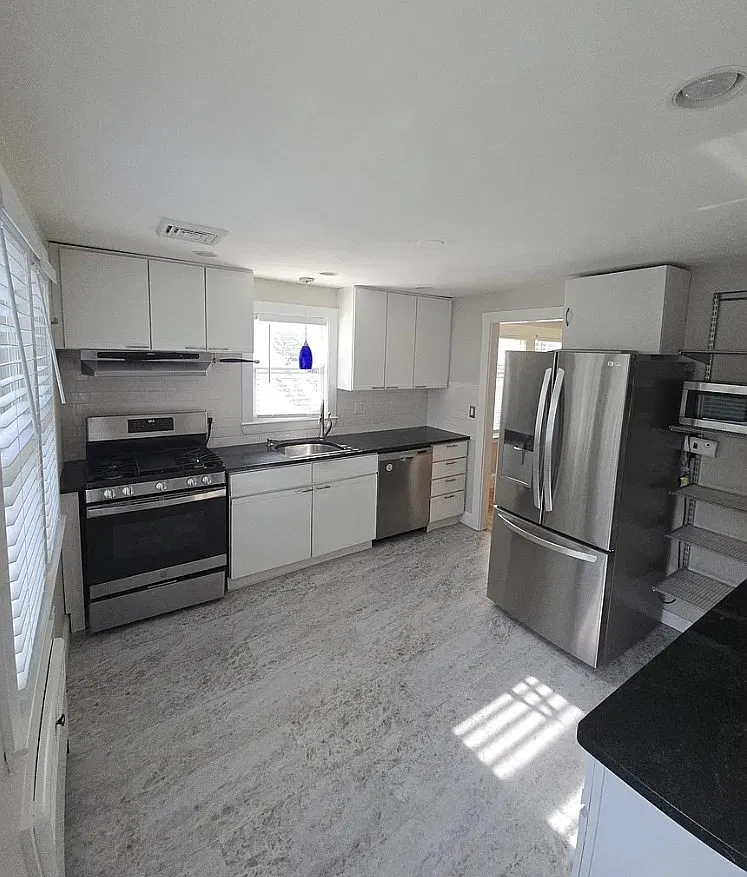 2 bed, 1.0 bath, 1156 sqft, $3,200 — Photo 3