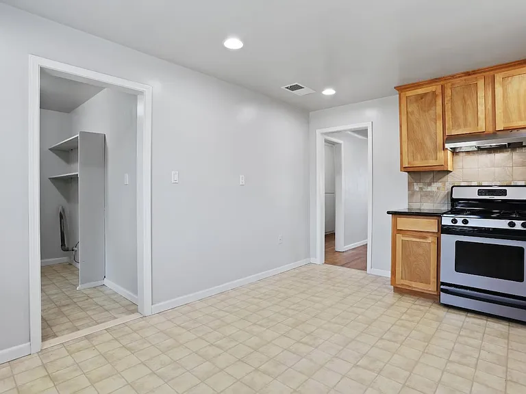 810 Edythe St — Photo 10