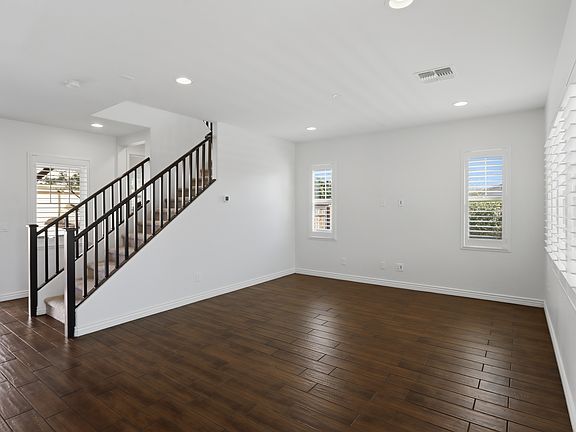 4th image of 227 E Beatryce St