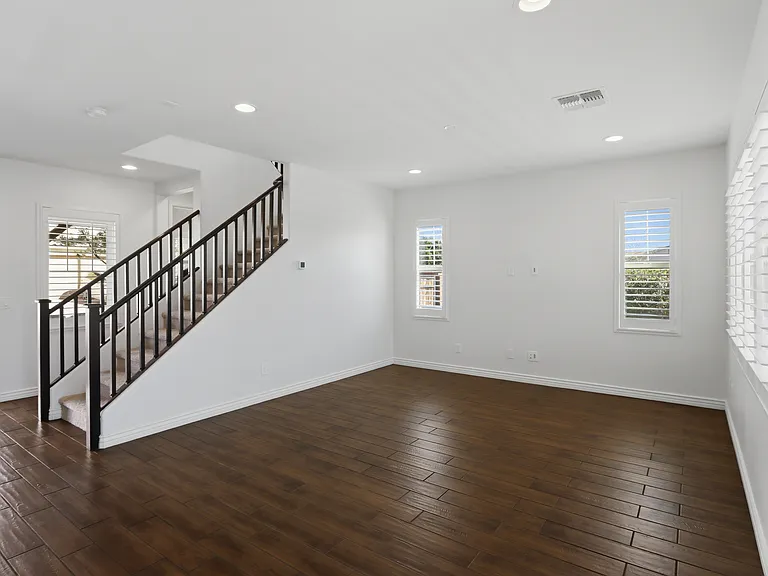 227 E Beatryce St — Photo 4