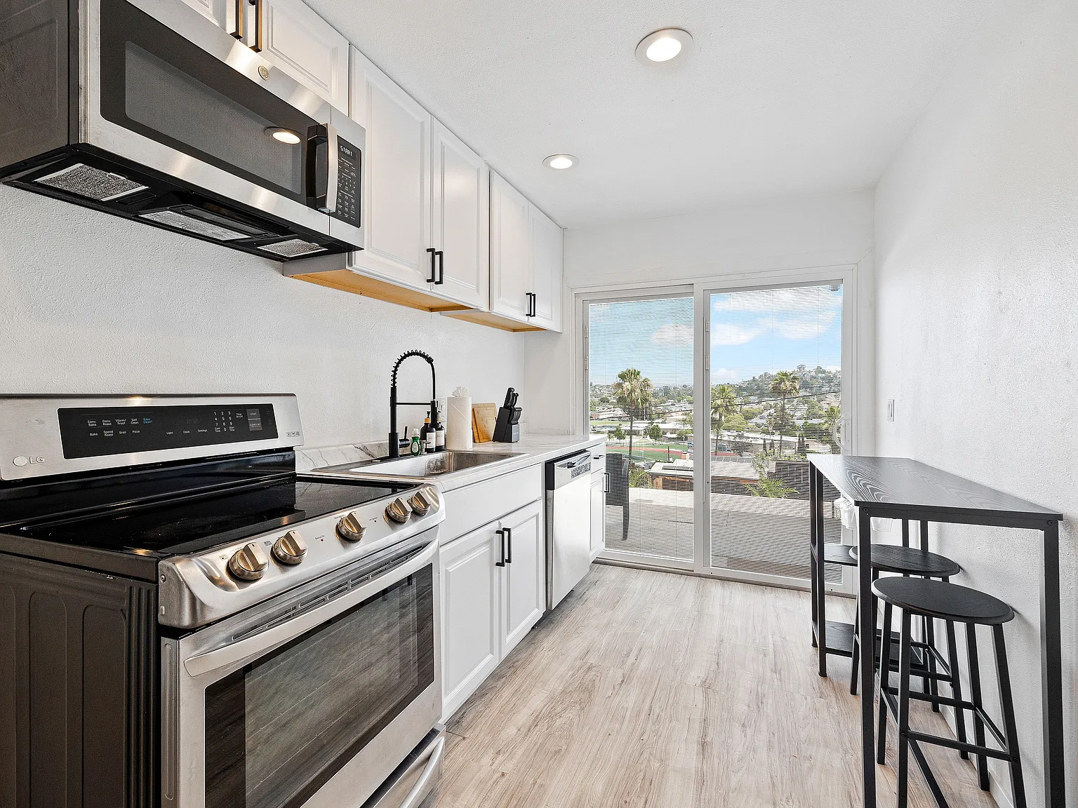 3 bed, 1600 sqft, $4,200 — Photo 3