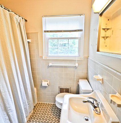 3rd image of 808 W Woodlawn Ave