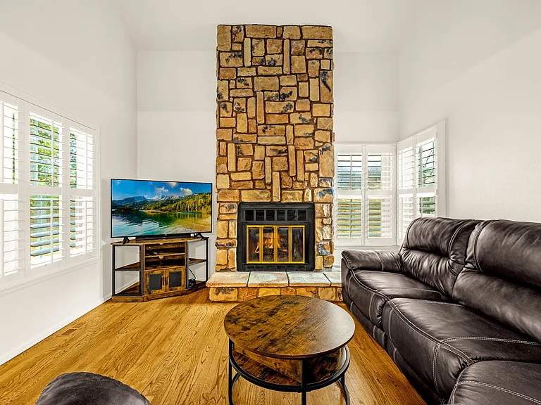 108 Cobblestone Dr — Photo 3