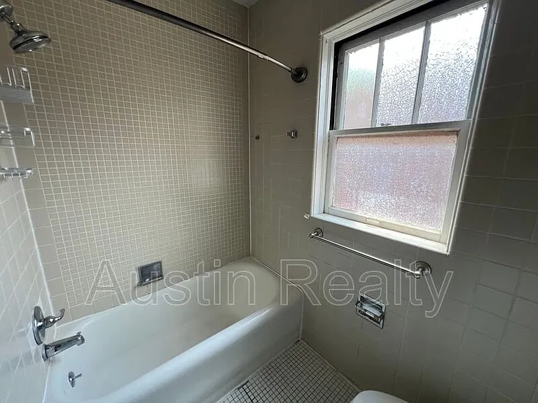 1101 Ralph Ter #A — Photo 10