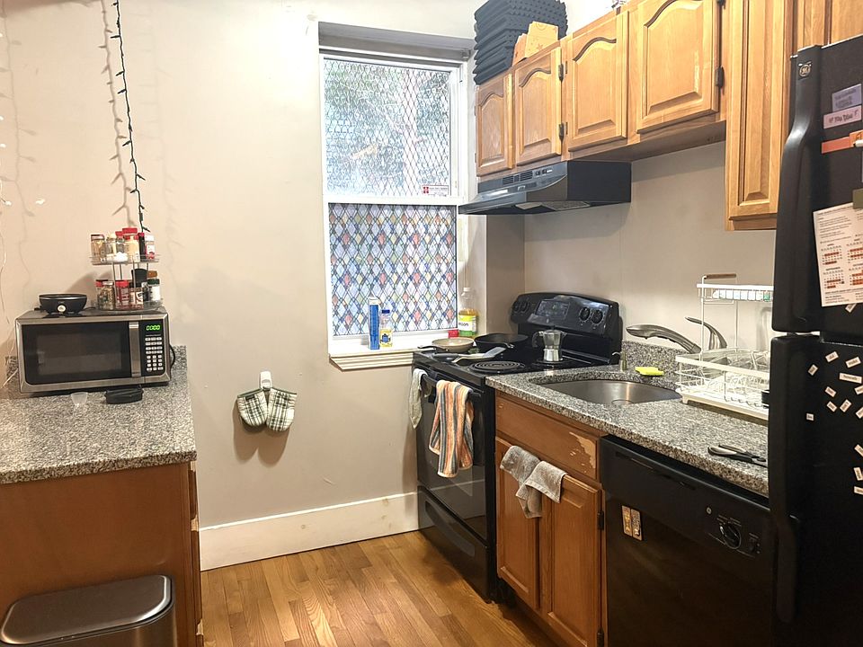1st image of 23 Lanark Rd APT 3