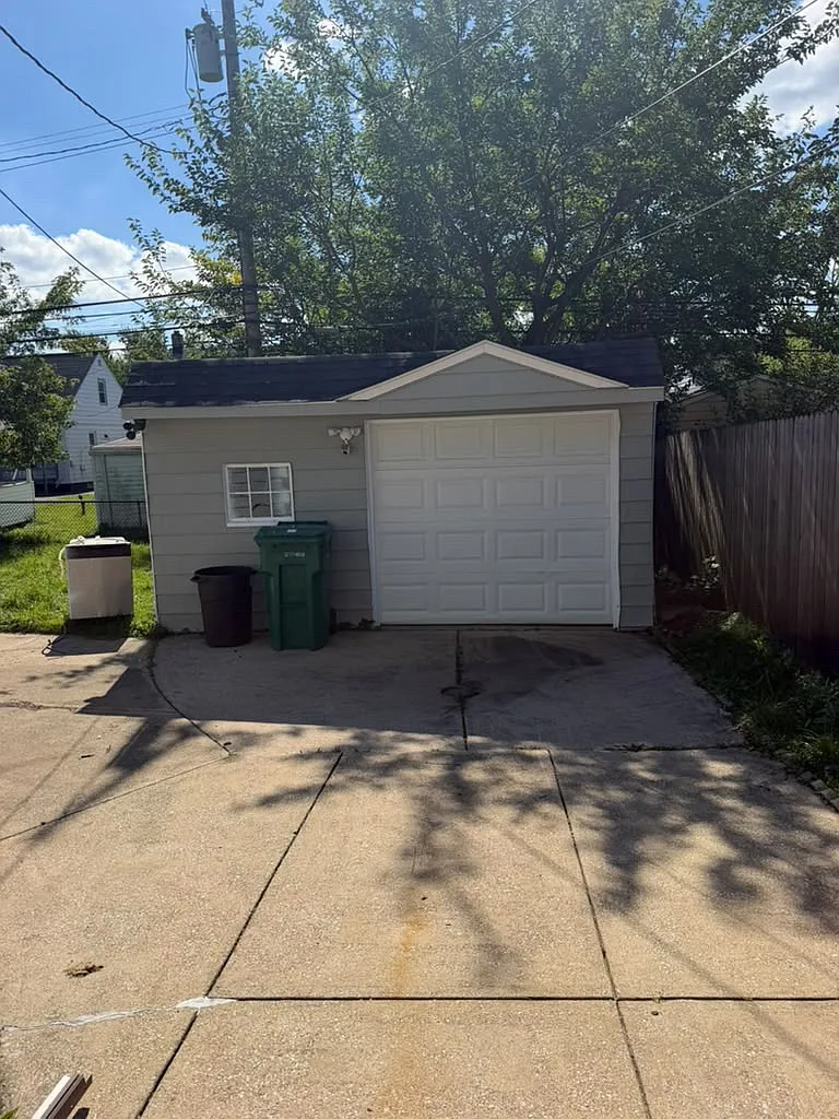 3 bed, 1157 sqft, $2,400 — Photo 3