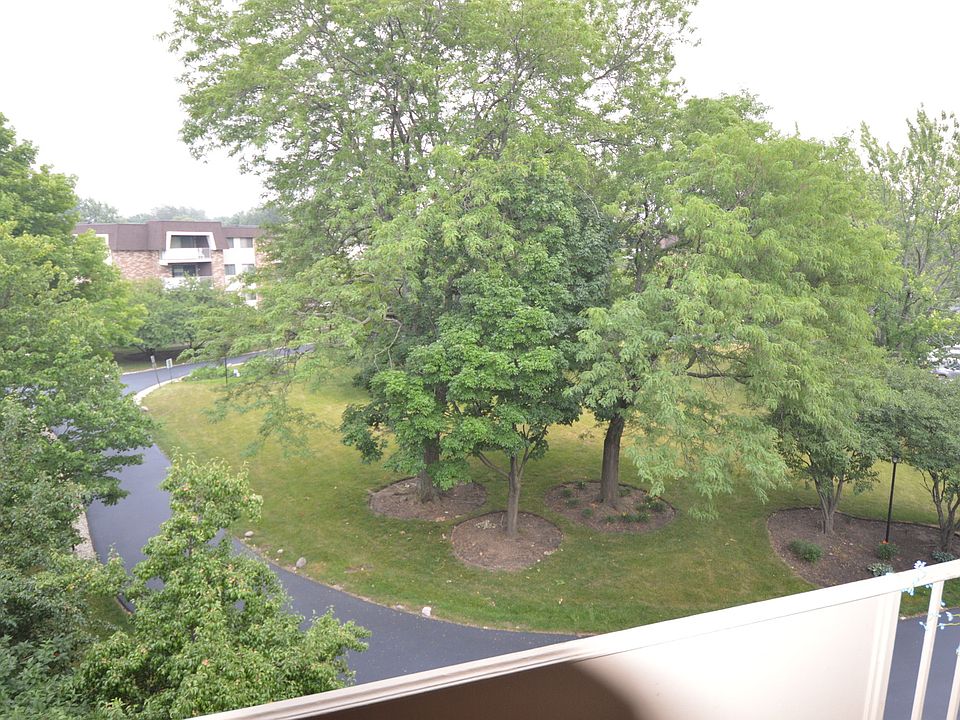 Frenchmans Cove Condominiums 3350 N Carriageway Dr Arlington Heights