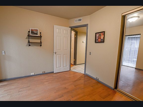 4th image of 111 E Oak Ave