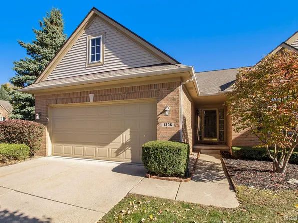 1306 Waverly Dr, White Lake, MI 48386