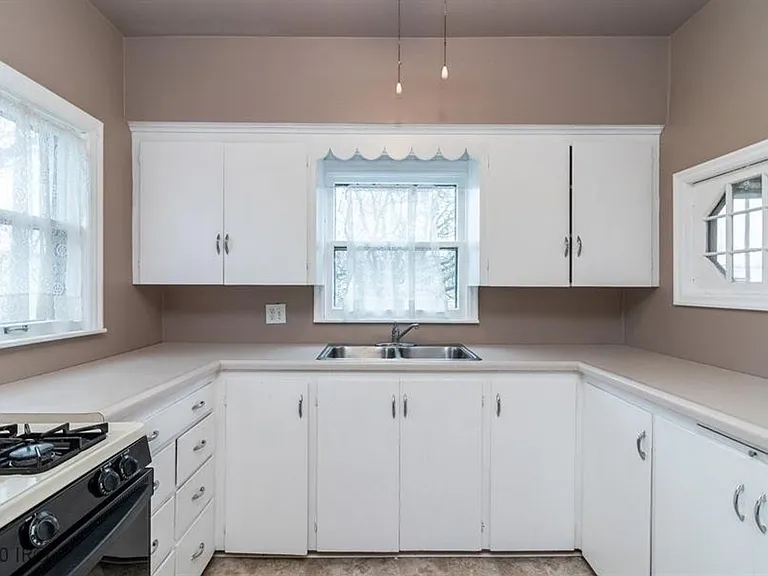 1011 Evelyn St — Photo 4