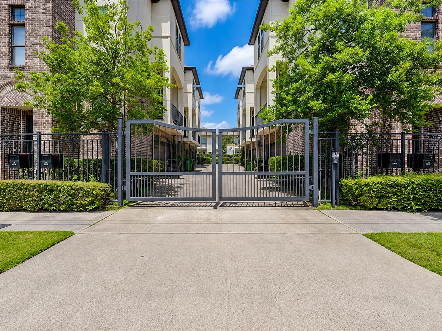 3 bed, 3.5 bath, 2348 sqft, $3,999 — Photo 3