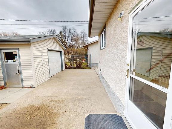 4th image of 727 Vaughan Ave