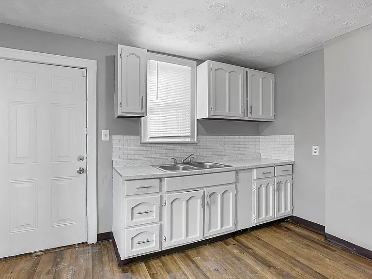 254 S Princeton Ave — Photo 5