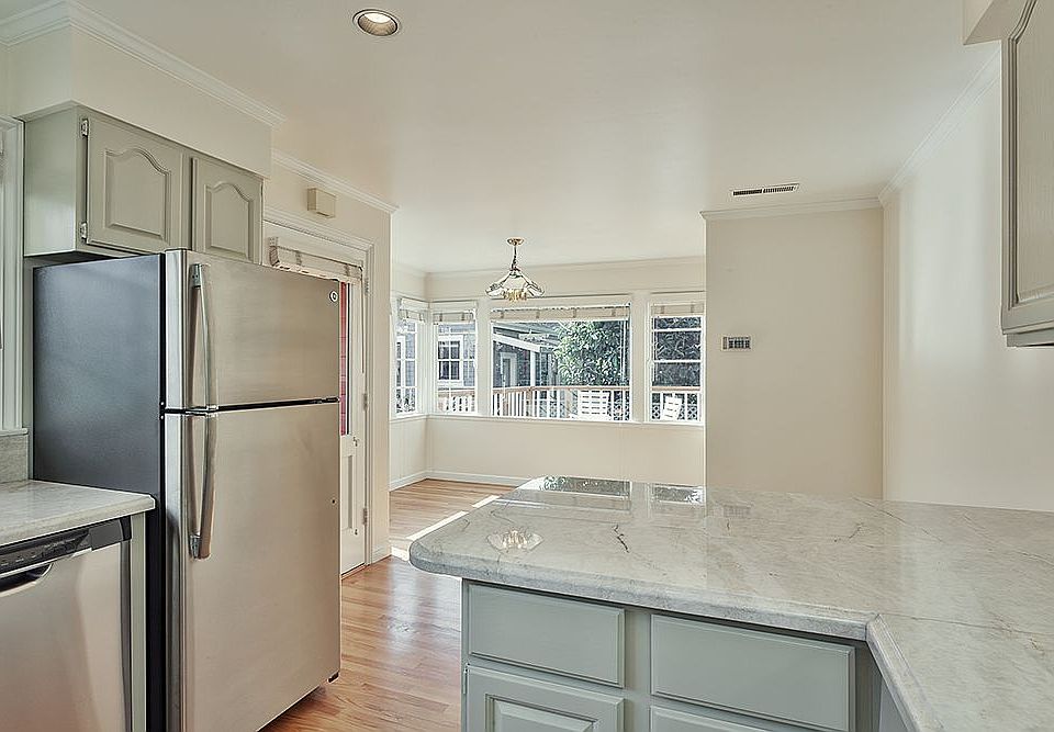 1st image of 30 1/2 Blackstone Ct #1