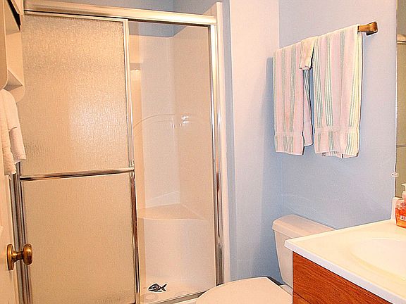 3rd image of 135 Lakeshore Cir