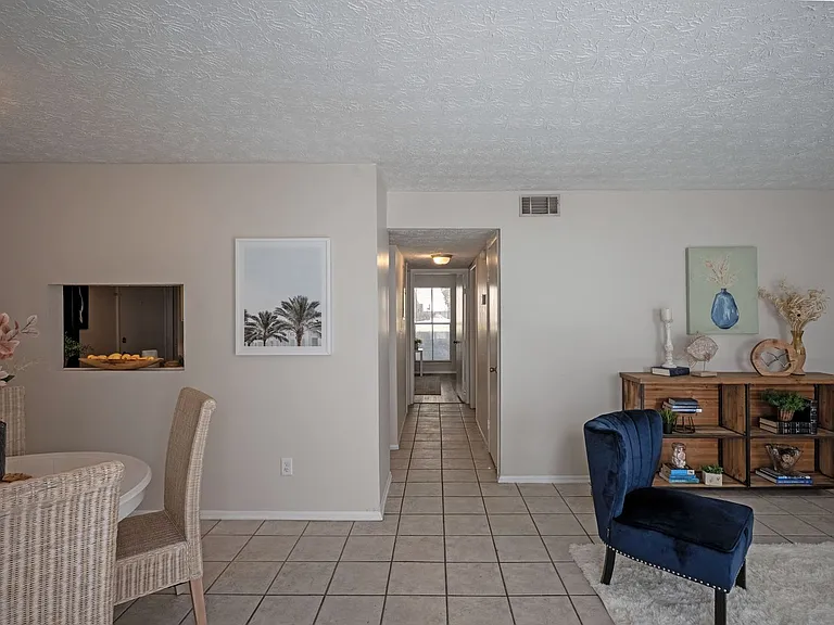 Grand Oaks Apartment — Photo 36