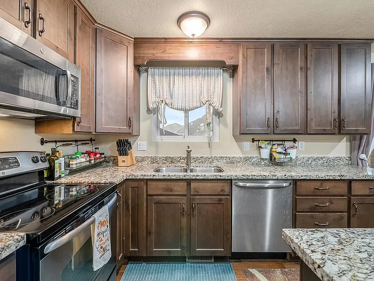 1553 E Huckleberry Cir — Photo 11