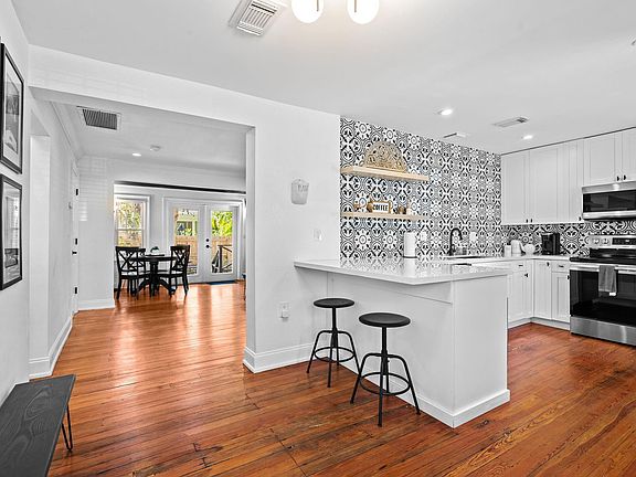 3rd image of 713 NE 17th Road