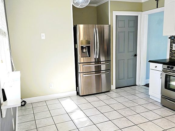 3rd image of 425 Bridle Ln