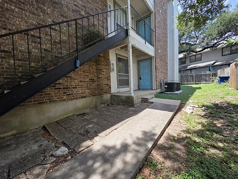 11900 Alpheus Ave #B — Photo 2
