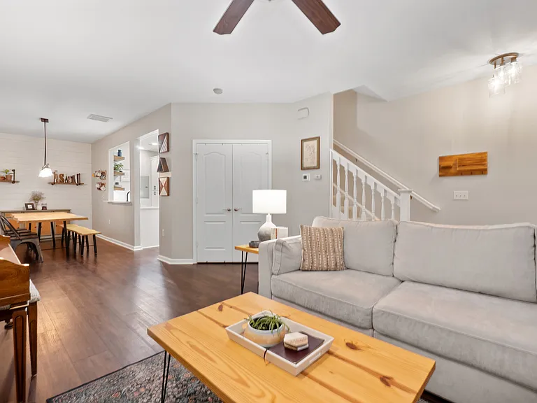5276 Elston Ln — Photo 2